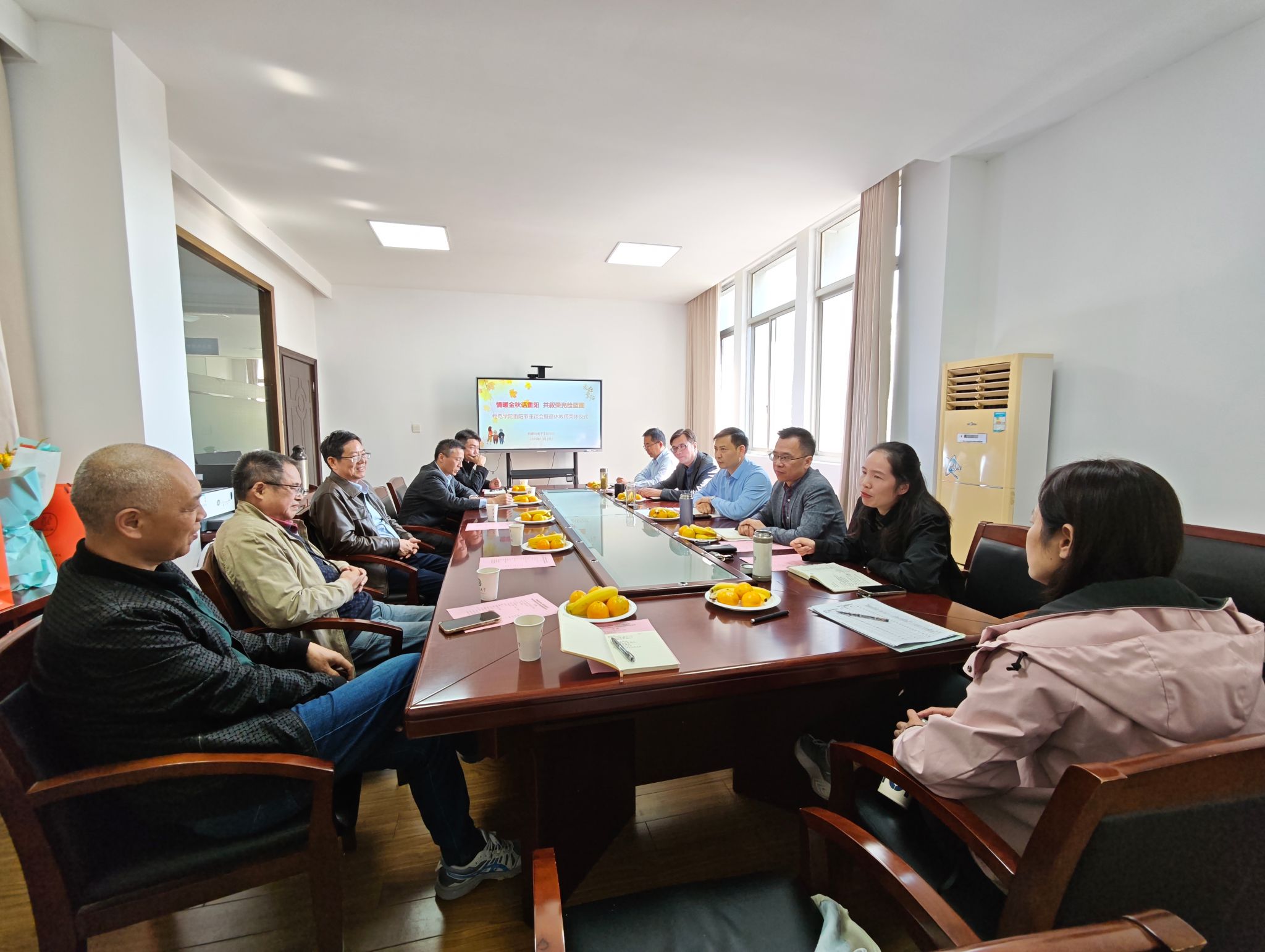 酷爱成人网
举办重阳节座谈会暨退休教师荣休仪式