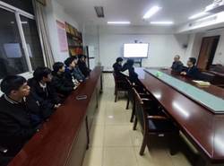 会议室里的人们描述已自动生成